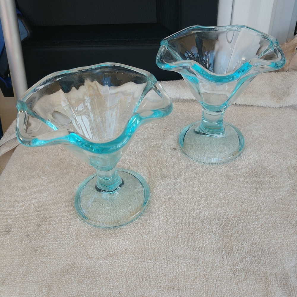 2 Tulip Style Desert ICE CREAM Dishes On Pedestal Made In Italy Turquoise Clear